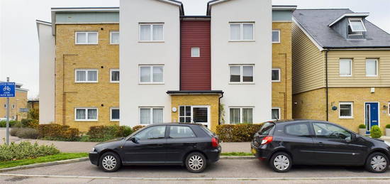 Flat to rent in Gladwin Way, Harlow CM20