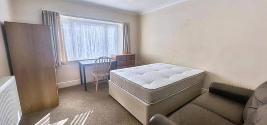 4 bedroom ground floor flat