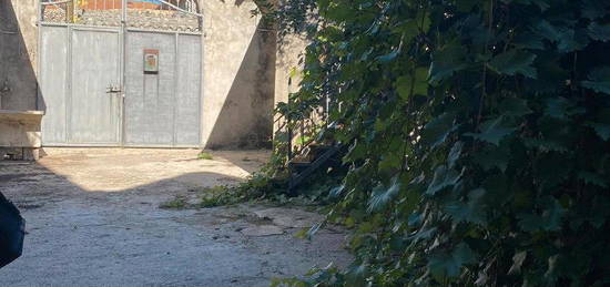 Casa indipendente bilivelli, cortile e posto auto