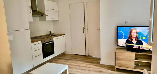 Bordeaux sainte croix - appartement renové immeuble pierre