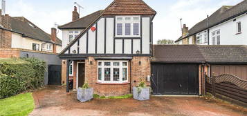 Link-detached house for sale in Parkway, London N14