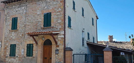 Castelraimondo: casa singola