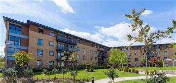 Flat to rent in Commonwealth Drive, Crawley RH10