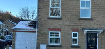 Town house to rent in Dewberry Close, Bradford BD7