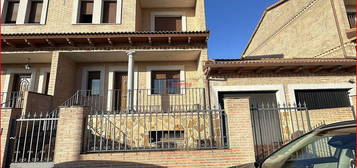 Casa adosada en Santa Olalla