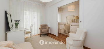 Apartamento T2 remodelado, com cozinha equipada, em Benfica