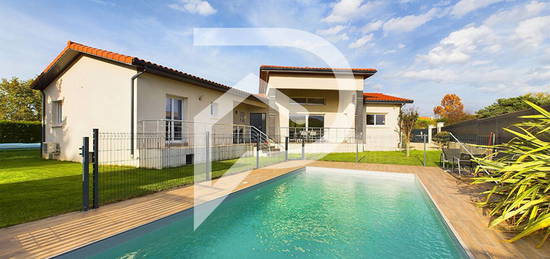 Maison individuelle récente de plain-pied avec piscine