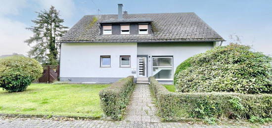 **Vermietetes Zweifamilienhaus in Massivbauweise mit großem Grundstück in Kausen**