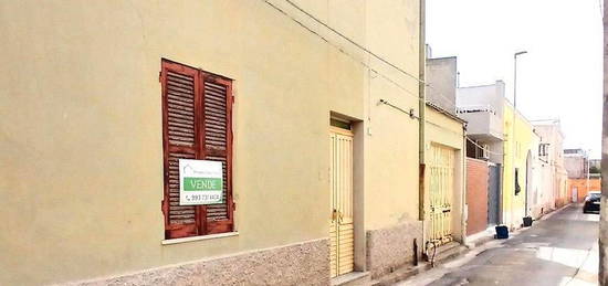 Casa indipendente su due livelli da ristrutturare