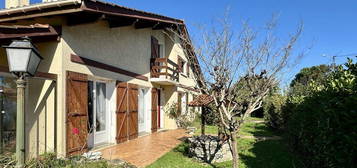 LE HAILLAN - Maison 140 m², 4 ch, bureau, mezzanine, piscine, garage double, terrain 1133 m²