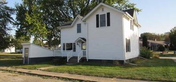 421 W 5th St, Monticello, IA 52310