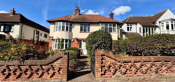 Flat to rent in Chalkwell Avenue, Westcliff-On-Sea SS0