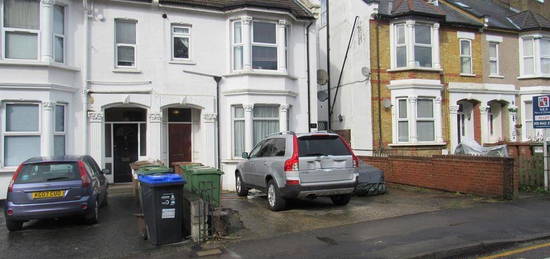 Flat to rent in Cedar Road, South Sutton, Surrey SM2