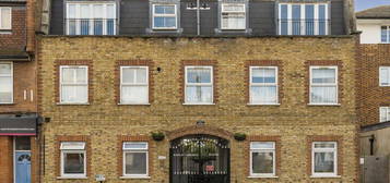 Flat to rent in Hampton Road, Twickenham TW2