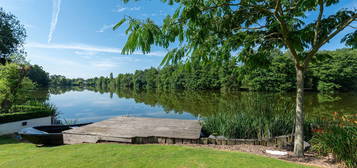 Grande maison d'architecte les pieds dans l'eau avec parc et piscine.