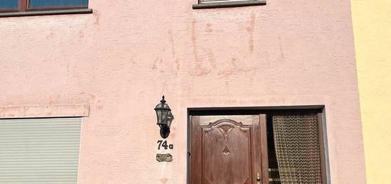 Kleines Einfamilienhaus mit Garten.