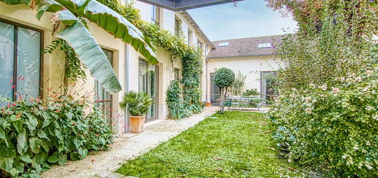 Versailles Saint-Louis Maison 9 pièces 230 m² au sol avec ascenseur, 2 places de parking et jardin