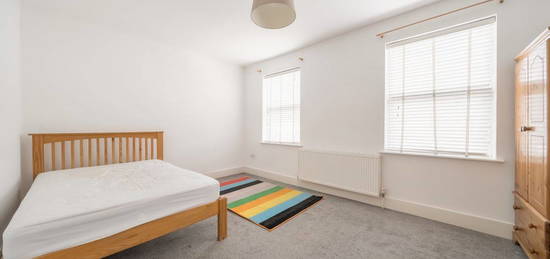 Studio to rent in Ranelagh Road, London N22