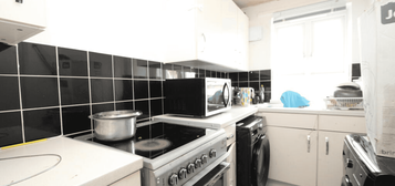 Flat to rent in Englefield Close, Croydon CR0