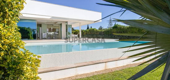 Villa moderna de 4 quartos, com vista para o mar, jardim e piscina infinita.