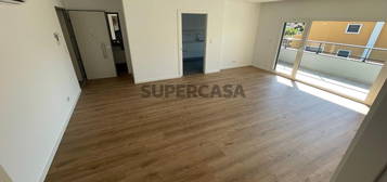 Alverca Apartamento Novo T3 , 3 Wc’s, em condomínio com Piscina, Garagem, Churrasqueira, Varanda