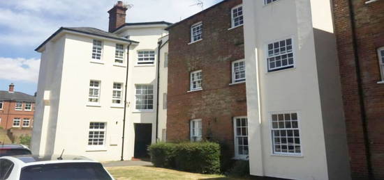 Flat to rent in Headley Close, Alresford SO24