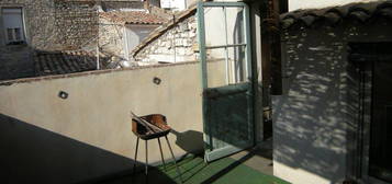 Appartement cœur de Nîmes, 56m2 + belle terrasse, 2 chambres, 2ème étage, calme, sur rue piétonne peu fréquentée