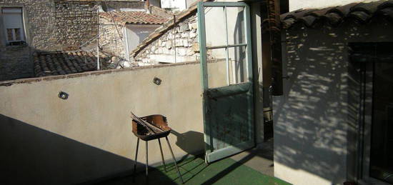 Appartement cœur de Nîmes, 56m2 + belle terrasse, 2 chambres, 2ème étage, calme, sur rue piétonne peu fréquentée