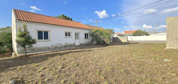 Casa de habitação, arrecadação e adega com logradouro