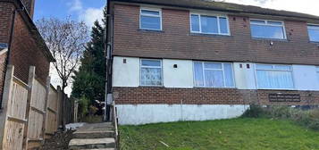 Maisonette to rent in Vale Drive, Chatham ME5