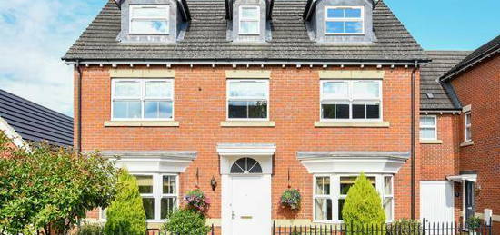 5 bedroom detached house