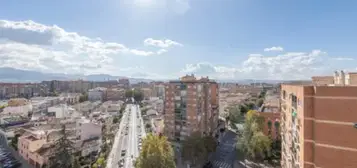 &#xC1;tico en calle del Poeta Manuel de G&#xF3;ngora