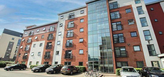 Flat to rent in Renolds House, Everard Street, Salford M5