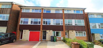 Town house to rent in Queens Drive, Guildford GU2