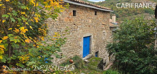 Ardèche, à St Pierreville au coeur du parc national des Monts d'Ardèche, spacieuse maison de 178m² avec une grande dépendance de 200m² sur 2 niveaux à aménager