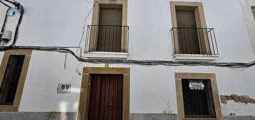 Casa adosada en calle Constitución en Brozas