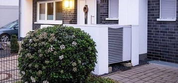 Einfamilienhaus im Bunglowstil mit Terrasse und Carports