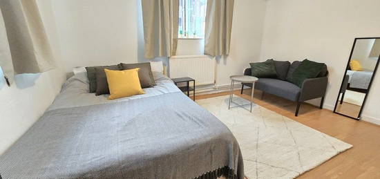 Room to rent in Fitzroy House, London E14