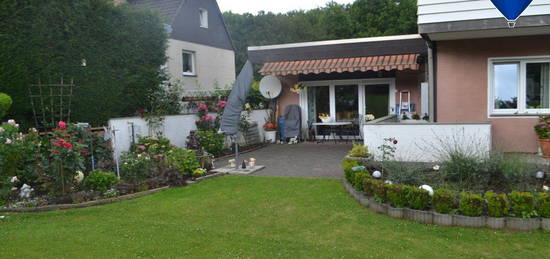 Der perfekte Deal für Weihnachten: Feiern Sie in Ihrem eigenen Zuhause! Diese Erdgeschosswohnung in Detmold-Hiddesen bietet eine große Terrasse und lädt zu gemütlichen Festtagen ein.