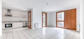 Appartement de 4 pièces de 80 m2 en vente à Lyon 8ème arrondissement avec parking et balcon - Idéal pour familles ou investisseurs