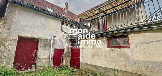 Maison en pierre avec jardin et terrasse