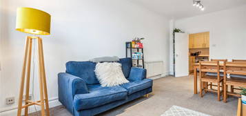 Flat to rent in Streatham High Road, London SW16