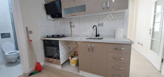 MERKEZDE,CADDEYE YAKIN 2.KAT,1,5+1,60M2,YENİLENMİŞ,ARAKAT