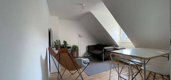 Schöne 2-Zimmer Dachgeschosswohnung mit Einbauküche und Dielenboden in Stuttgart