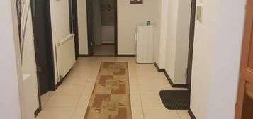 Inchiriez apartament 3 camere