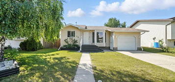 10 E Sunridge Ave, Blackfalds, AB T4M 0K6