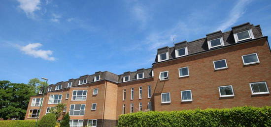 Flat to rent in Kings Road, Horsham RH13