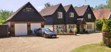 6 bedroom detached house