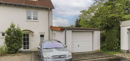 Vermietetes Einfamilienhaus mit Garten, 2 Freistellplätzen und Garage in Homburg