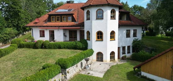 Außergewöhnliche Villa mit Doppelgarage und großem Grundstück in Mistelgau!